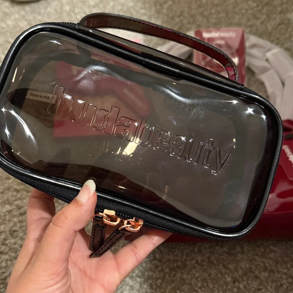 HUDA BEAUTY sleek red